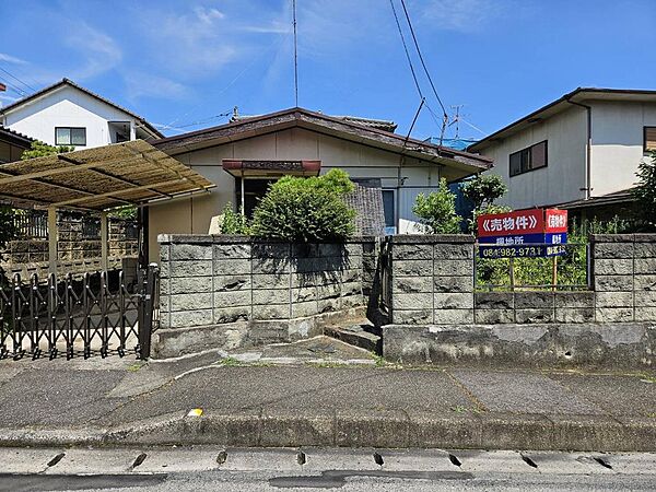 新高山分譲地内　南ひな壇にて陽当たり良好　前面道路幅員9.1ｍにつき開放感あり　並列4台分の駐車スペース確保可能　尾道市民病院まで徒歩5分の立地　既存建物を解体撤去し、お建て替え前提でご検討ください！