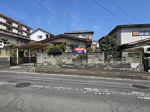新高山分譲地内　南ひな壇にて陽当たり良好　前面道路幅員9.1ｍにつき開放感あり　並列4台分の駐車スペース確保可能　尾道市民病院まで徒歩5分の立地　既存建物を解体撤去し、お建て替え前提でご検討ください！