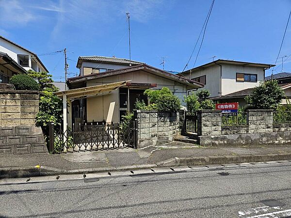 新高山分譲地内　南ひな壇にて陽当たり良好　前面道路幅員9.1ｍにつき開放感あり　並列4台分の駐車スペース確保可能　尾道市民病院まで徒歩5分の立地　既存建物を解体撤去し、お建て替え前提でご検討ください！