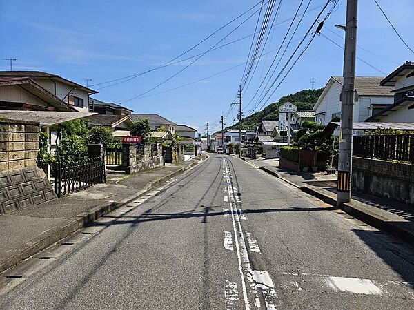 新高山分譲地内　南ひな壇にて陽当たり良好　前面道路幅員9.1ｍにつき開放感あり　並列4台分の駐車スペース確保可能　尾道市民病院まで徒歩5分の立地　既存建物を解体撤去し、お建て替え前提でご検討ください！