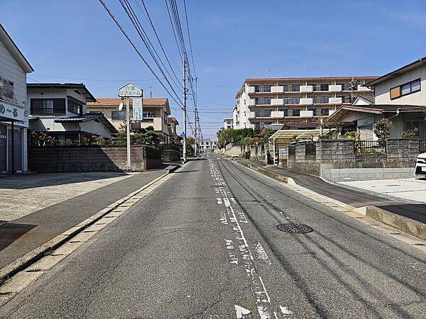 新高山分譲地内　南ひな壇にて陽当たり良好　前面道路幅員9.1ｍにつき開放感あり　並列4台分の駐車スペース確保可能　尾道市民病院まで徒歩5分の立地　既存建物を解体撤去し、お建て替え前提でご検討ください！