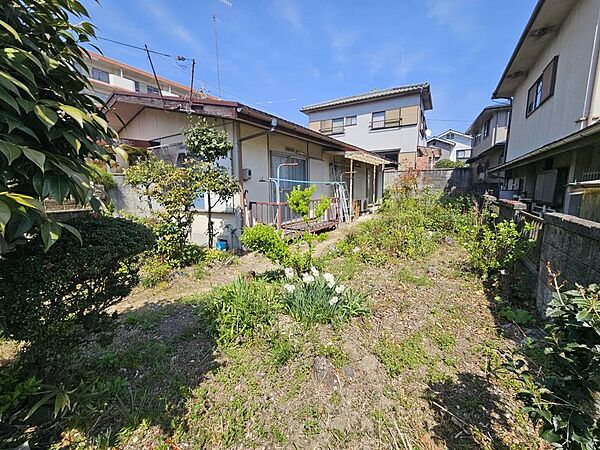 新高山分譲地内　南ひな壇にて陽当たり良好　前面道路幅員9.1ｍにつき開放感あり　並列4台分の駐車スペース確保可能　尾道市民病院まで徒歩5分の立地　既存建物を解体撤去し、お建て替え前提でご検討ください！