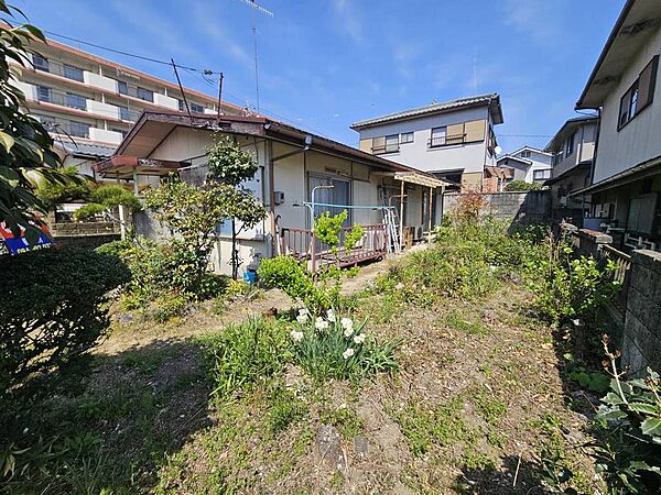 新高山分譲地内　南ひな壇にて陽当たり良好　前面道路幅員9.1ｍにつき開放感あり　並列4台分の駐車スペース確保可能　尾道市民病院まで徒歩5分の立地　既存建物を解体撤去し、お建て替え前提でご検討ください！