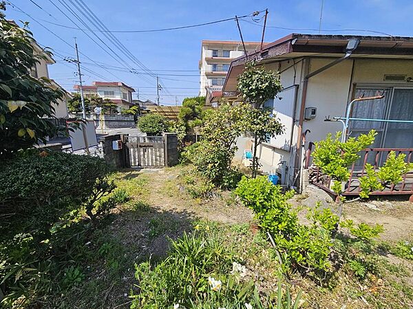 新高山分譲地内　南ひな壇にて陽当たり良好　前面道路幅員9.1ｍにつき開放感あり　並列4台分の駐車スペース確保可能　尾道市民病院まで徒歩5分の立地　既存建物を解体撤去し、お建て替え前提でご検討ください！