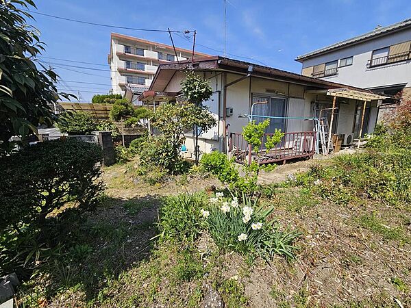 新高山分譲地内　南ひな壇にて陽当たり良好　前面道路幅員9.1ｍにつき開放感あり　並列4台分の駐車スペース確保可能　尾道市民病院まで徒歩5分の立地　既存建物を解体撤去し、お建て替え前提でご検討ください！