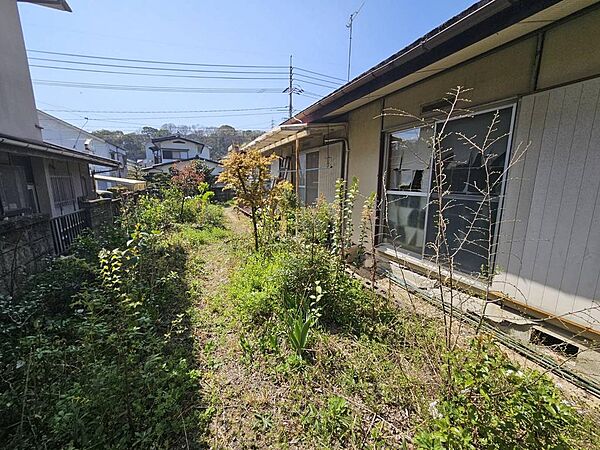 新高山分譲地内　南ひな壇にて陽当たり良好　前面道路幅員9.1ｍにつき開放感あり　並列4台分の駐車スペース確保可能　尾道市民病院まで徒歩5分の立地　既存建物を解体撤去し、お建て替え前提でご検討ください！