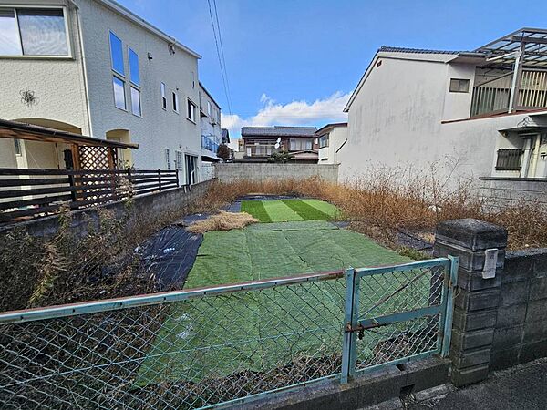 現地土地写真（南側から望む）