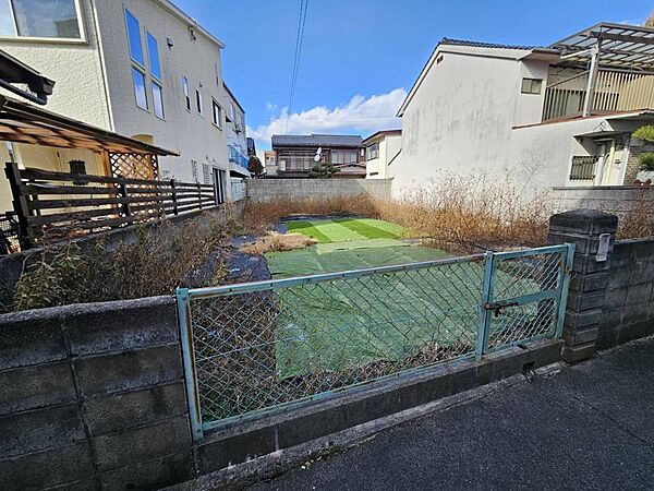 現地土地写真（南側から望む）