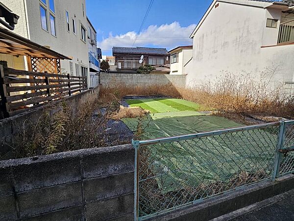 現地土地写真（南側から望む）