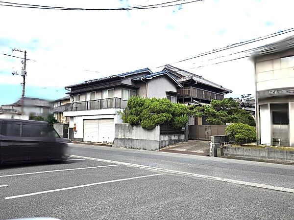 敷地146坪のゆったり敷地、南道路で陽当たり良好、敷地内２棟あり、南側の別棟を解体すれば並列６～７台分の駐車スペース可、母屋だけで建坪６６．９４坪あり