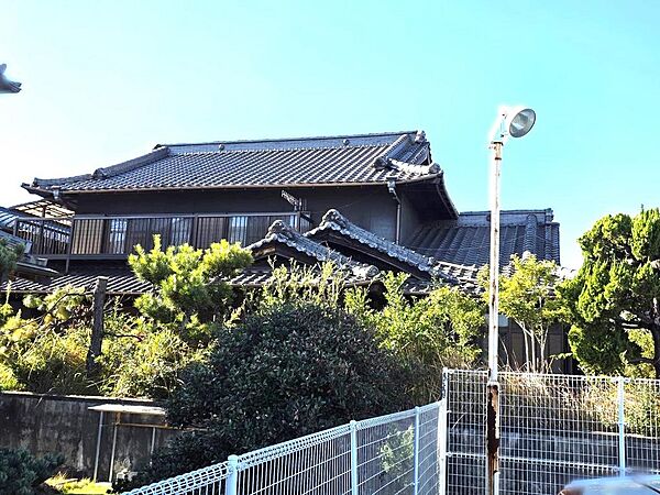 敷地146坪のゆったり敷地、南道路で陽当たり良好、敷地内２棟あり、南側の別棟を解体すれば並列６～７台分の駐車スペース可、母屋だけで建坪６６．９４坪あり