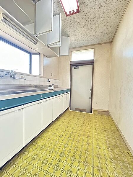キッチン　勝手口も有り、家事導線も良く便利♪