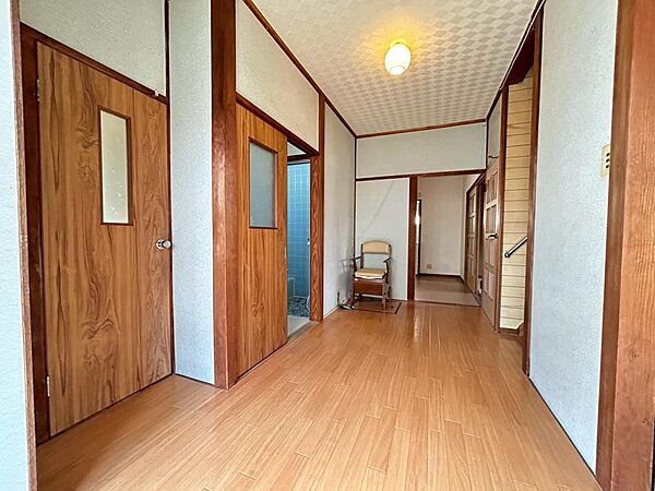 廊下　広々とした通路で開放感有