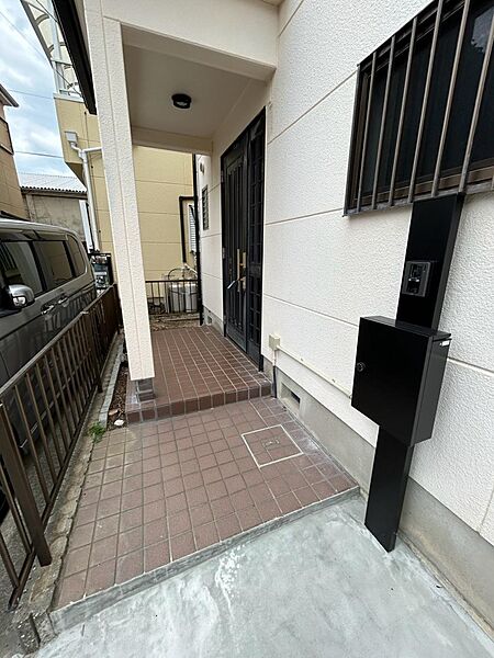 外側玄関周り　機能門柱新設