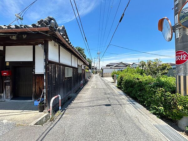 西側戸建と東側敷地の間の前面道路※東側と記載