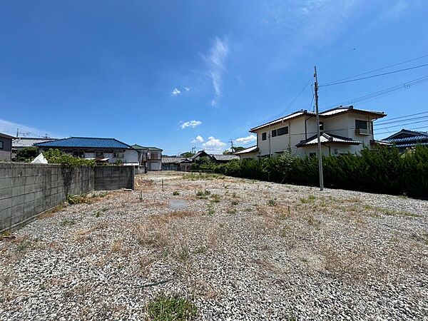 道向かい東側は広大な更地