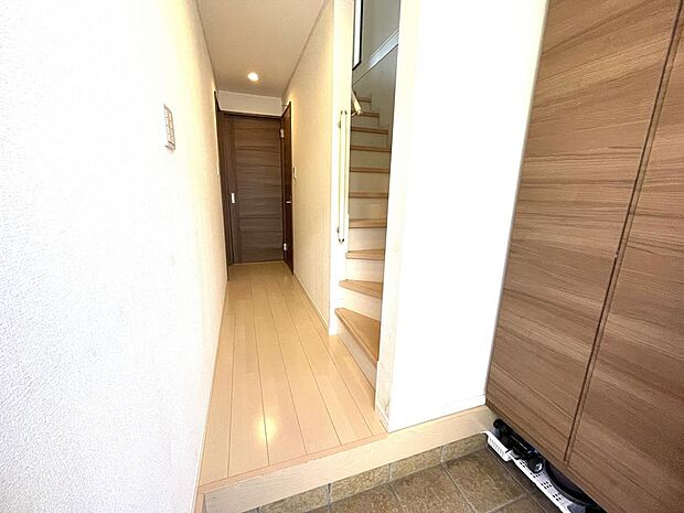 玄関から１階へのアプローチ、機能性高い設計で効率高い動線。