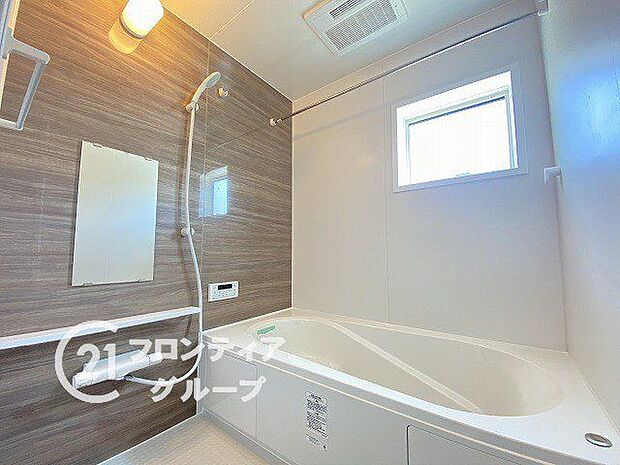 浴槽は環境にやさしい節水タイプを採用。浴槽内ステップで半身浴や親子入浴も楽しめるので、毎日のバスタイムをエコで素敵に演出してくれる小窓付きの浴室です
