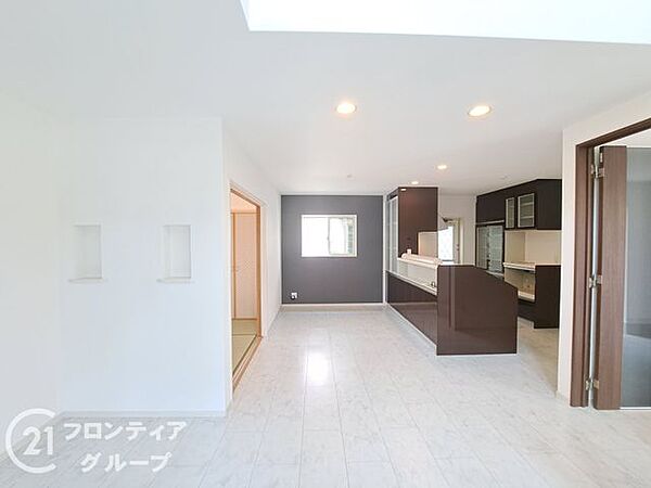 約19.7帖のLDKはご家族皆様でゆったりとお寛ぎいただけます。隣接する和室の襖を開放すると、約24.2帖の大空間が広がります。