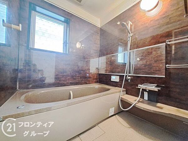 ゆったりと脚を延ばして、1日の疲れを癒せます。窓があるのでこまめに湿気を換気ができます。