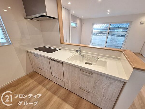 食器洗い乾燥機などの先進設備を備えたキッチンでお料理しながら、子どもたちの様子を見渡せるので安心ですね！