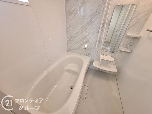 しっかり換気が出来る大きな窓付き。湿気がこもりやすい浴室も清潔に保てます。