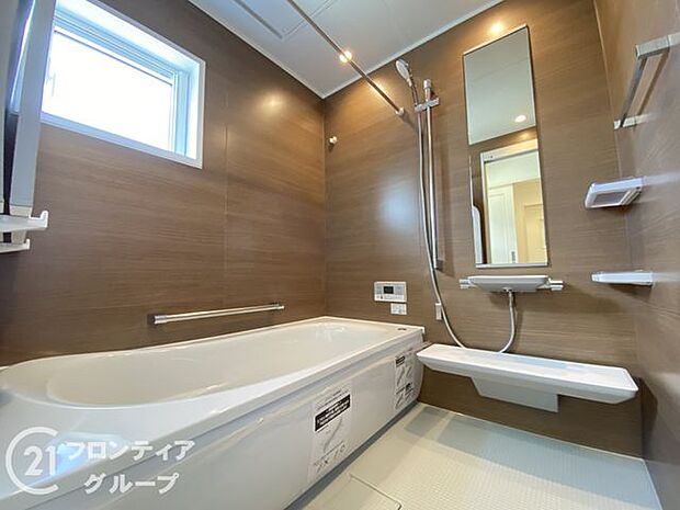 落ち着いた色合いは、心を穏やかにし、リラックスタイムをより豊かにする素敵な選択です。窓があるのでこまめに換気ができ、清潔感あふれるバスルームで快適な時間をお過ごしください。