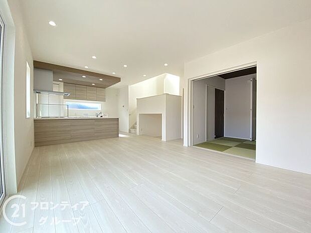 リビングは、広々とした空間で、家族や友人との時間を楽しむのにぴったりです。快適な居住空間を提供します。