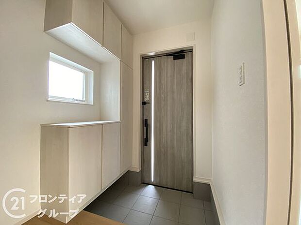 玄関ではタイルを採用しており、お掃除楽々！特にお子さまがたくさんの砂を持って帰ってきても安心ですね！