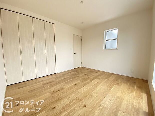 寝室や子供部屋にぴったりなシンプル洋室でお部屋のコーディネートが楽しめますね。