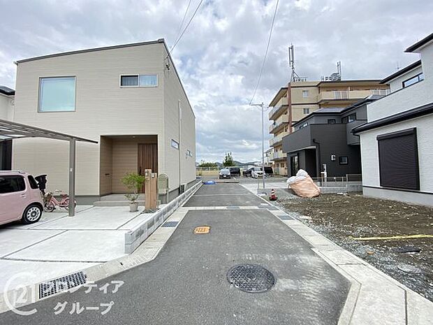 前道が整備されており、快適なアクセスを実現します。交通量の少ない環境で、静かに暮らせる住まいです。