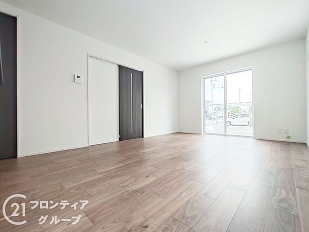 シンプルで美しいデザインのリビングは、お好みのインテリアにコーディネイトしやすく、家族がやすらぐ癒しの空間が作れますね。