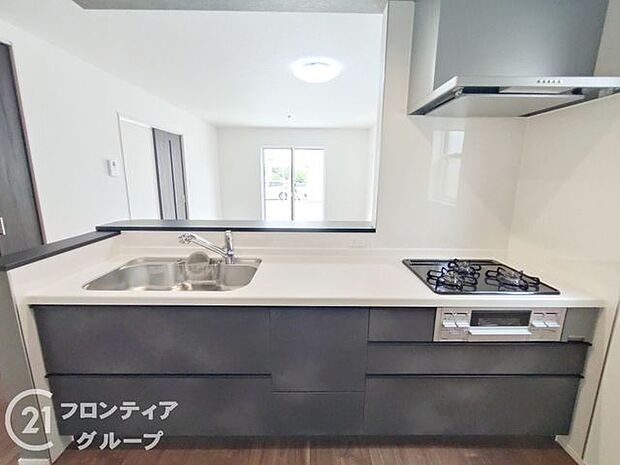 人工大理石カウンタートップ・ガラストップコンロを採用しており、お掃除ラクラク！奥様に嬉しい機能がたくさんついており、毎日のお料理も楽しくなりそうですね！