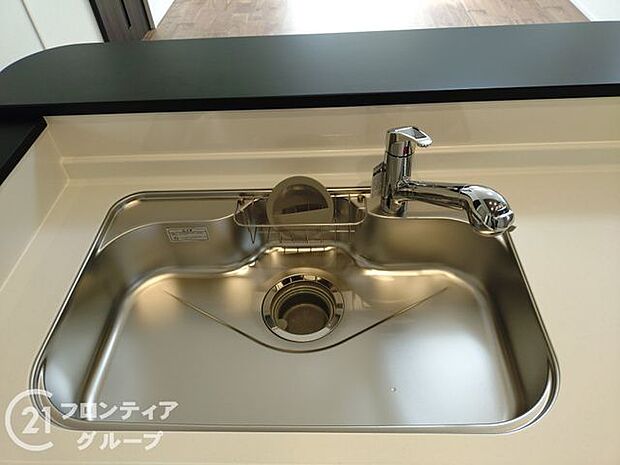 お鍋やホットプレートもすっぽりと入るワイドシンク