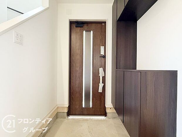 玄関ではタイルを採用しており、お掃除楽々！特にお子さまがたくさんの砂を持って帰ってきても安心ですね！