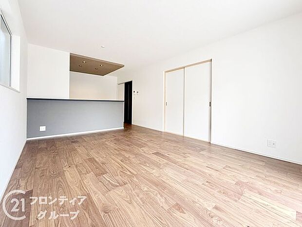 フローリングにはキズの付きにくい特殊塗装を採用し、内装やドアの仕上げは、堂々とした木目で、木の温もりを感じながらお過ごしいただけますね。