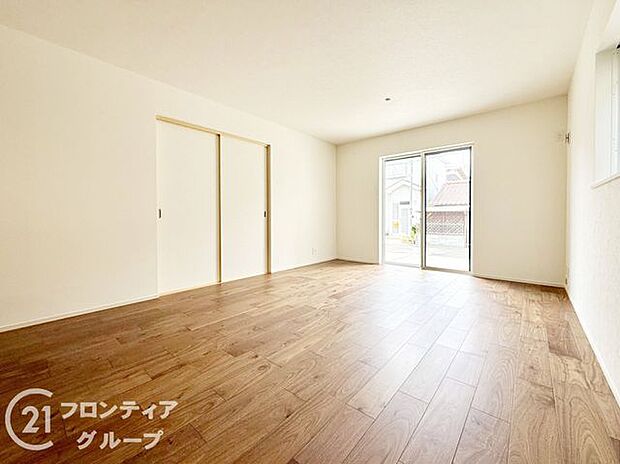 シンプルで美しいデザインのリビングは、お好みのインテリアにコーディネイトしやすく、家族がやすらぐ癒しの空間が作れますね。