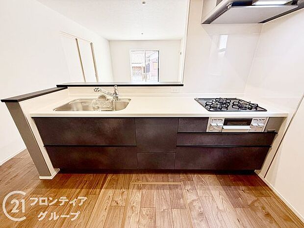 人工大理石カウンタートップ・ガラストップコンロを採用しており、お掃除ラクラク！奥様に嬉しい機能がたくさんついており、毎日のお料理も楽しくなりそうですね！