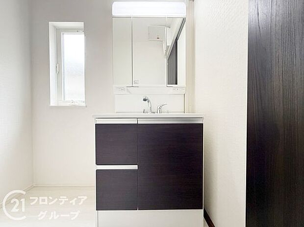 小窓付きの洗面室は、毎朝心地よい光を運んでくれるので、すがすがしい気持ちで1日をスタートできます！また、1坪以上の広い空間です！