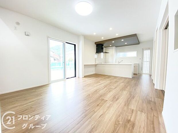 リビングは、家族や友人との時間を楽しむのに最適な広さです。快適な居住空間を提供します。