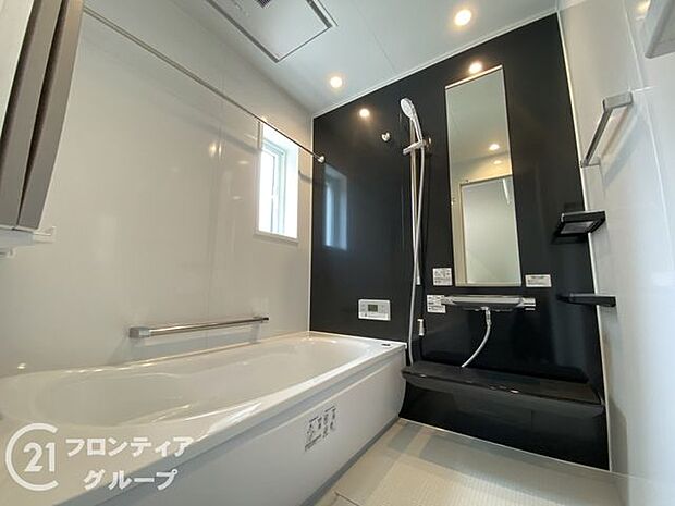 広々としたバスルームで、心地よいリラックスタイムを楽しめます。快適な空間で、日々の疲れを癒す贅沢な時間を提供します。