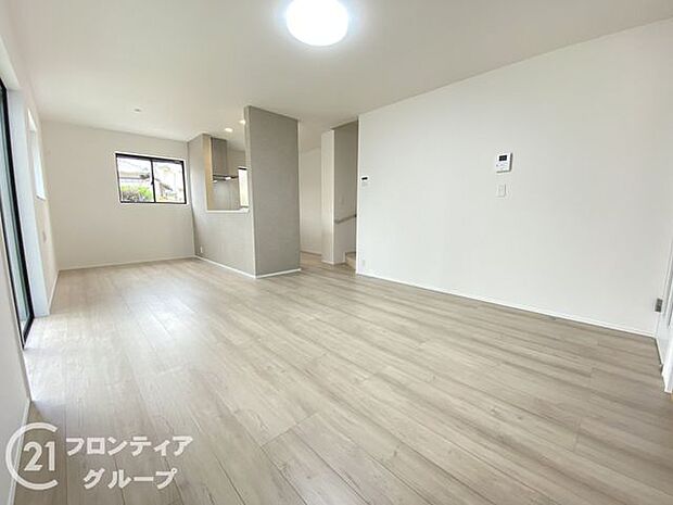 ナチュラルな色合いとはっきりとした木目で、木の温もりを感じながら過ごせる広々としたリビングです。お好きなインテリアでお気に入りの空間を作り出せますね。