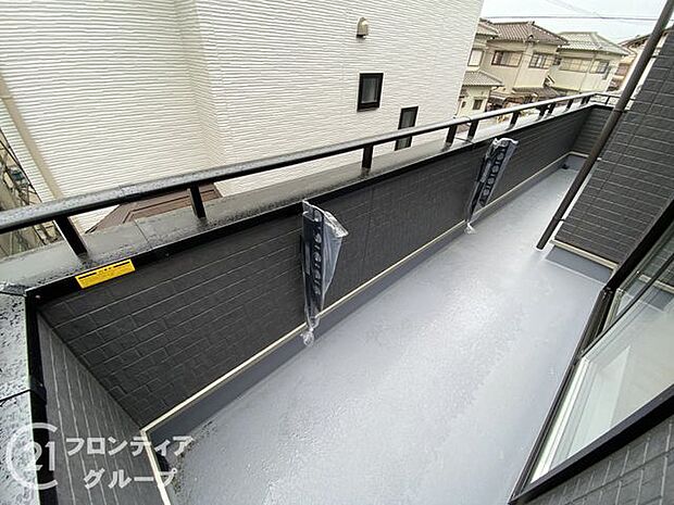 日当たりの良いバルコニーは、お洗濯が多いときも安心。たくさん干してもカラっと乾きそうです！