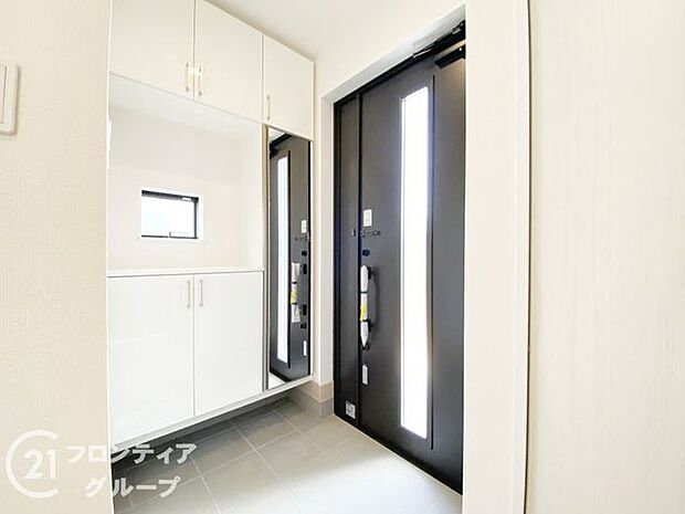 玄関ではタイルを採用しており、お掃除楽々！特にお子さまがたくさんの砂を持って帰ってきても安心ですね！