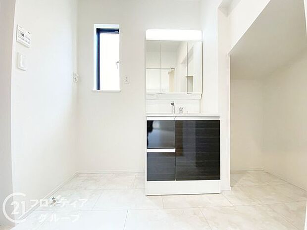 ハンドシャワー付き洗面化粧台。曇り止めヒーター付きミラーの内側にはたっぷりの収納がついており、スタイリング剤や歯ブラシなどもたっぷり収納可能です！