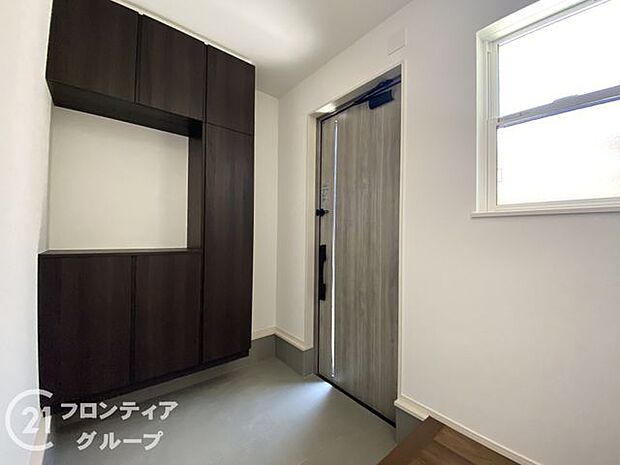 玄関ではタイルを採用しており、お掃除楽々!特にお子さまがたくさんの砂を持って帰ってきても安心ですね!