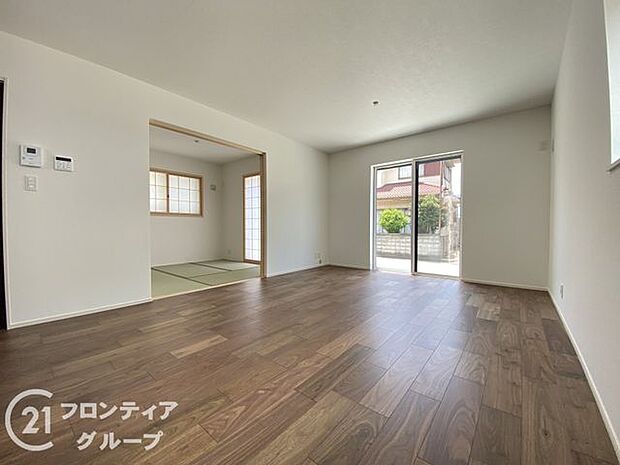 フローリングにはキズの付きにくい特殊塗装を採用し、内装やドアの仕上げは、堂々とした木目で、木の温もりを感じながらお過ごしいただけますね。