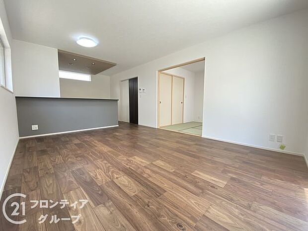 シンプルで美しいデザインのリビングは、お好みのインテリアにコーディネイトしやすく、家族がやすらぐ癒しの空間が作れますね。