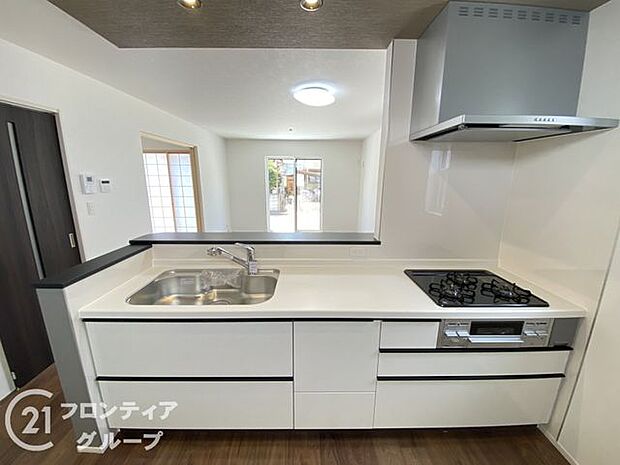 人工大理石カウンタートップ・ガラストップコンロを採用しており、お掃除ラクラク!奥様に嬉しい機能がたくさんついており、毎日のお料理も楽しくなりそうですね!