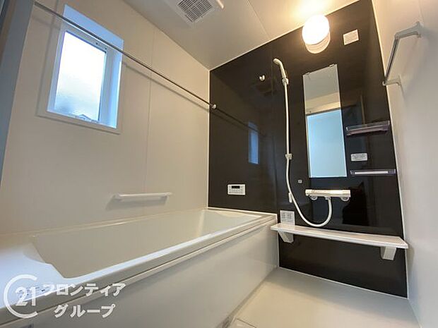 浴室には隠れた節水機能が充実!シャワーにはたくさんの空気を含んだ大粒の水は節水効果大!浴槽内にはステップがあり、出入り時の負担も軽減するスリムな形を採用